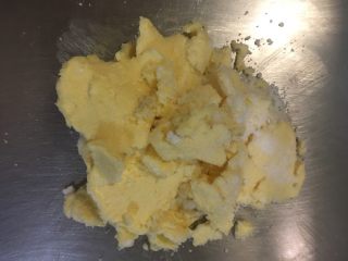 2、蔓越莓饼干,黄油，棉糖 称好放到一起搓  天冷需要多搓一会 