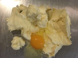 3、蔓越莓饼干,搓发后，加入鸡蛋 。黄油搓发后 比之前的颜色白 很容易分得清