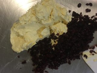 4、蔓越莓饼干,搓匀后把事先切好的蔓越莓干倒进去 搓匀 后加入面粉 