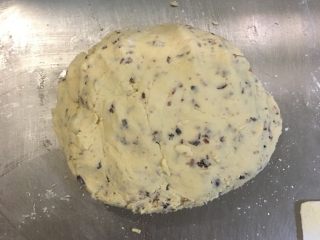5、蔓越莓饼干,因为面粉吸水量不同 这一步要自己多少加一点面粉 不太粘手 能搓成长条就可以 