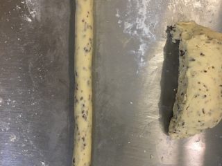 6、蔓越莓饼干,搓成长条 放冰箱冷冻 2小时以上 冻实后 切成厚度一致的片片 放入烤盘 烘烤 上200下170  大约10分微波炉 中高火 8到15分钟