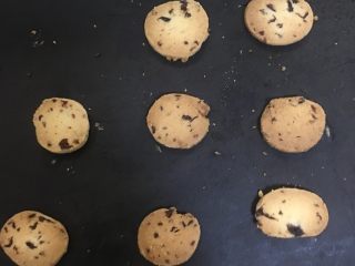 7、蔓越莓饼干,厚度最好一致哦 因为受温不同 有的好了 有的没好