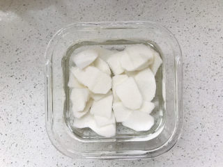 9、山药枸杞粥,山药放清水里防止氧化；