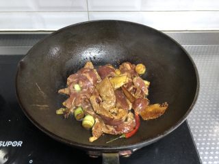 6、里脊肉干（孜然味）,立即倒入肉条翻炒均匀