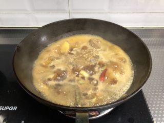 8、里脊肉干（孜然味）,加入冰糖，转中小火炖15分钟