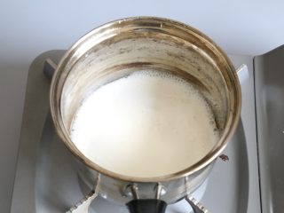 5、双皮奶,加热至四周开始冒泡，但牛奶未烧开的程度，即可关火。