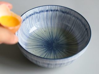 8、双皮奶,鸡蛋打开取蛋清。