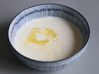 9、双皮奶,牛奶倒入碗中后，和蛋清混合均匀。