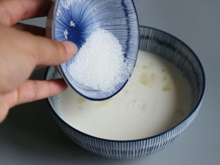 10、双皮奶,加入白砂糖，继续搅拌，让糖融化。
