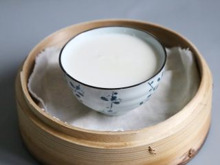 13、双皮奶,无需搅动，将盖上保鲜膜或盖子，防止蒸汽滴落影响成品，放入蒸笼，蒸15分钟即可。