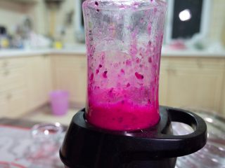 1、宝宝奶片,火龙果切块放入榨汁机榨汁（猕猴桃和橙子同样方法榨汁）