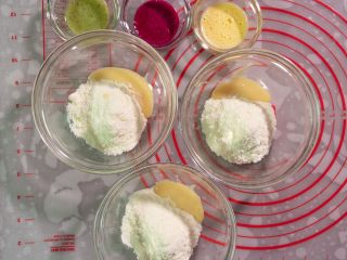 2、宝宝奶片,将奶粉(可以是宝宝的配方奶粉)平分三份（每份30克）炼乳每份10克