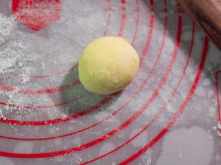 3、宝宝奶片,加入果汁，揉成面团，其余两份同样方法制作。
