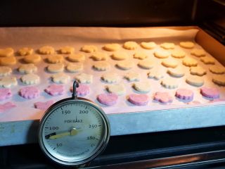 6、宝宝奶片,放入烤箱或烘烤箱，80度 60分钟。