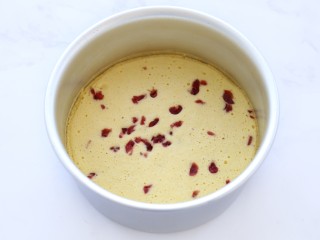 10、山药鸡蛋糕,蒸好后取出稍微晾凉，然后脱去模具