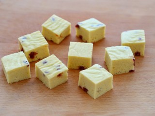 11、山药鸡蛋糕,切成小块食用即可