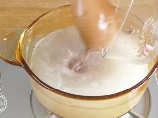 5、牛肉土豆粥8m+,放入牛肉泥，再搅拌均匀~