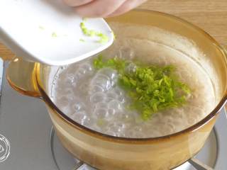 8、牛肉土豆粥8m+,最后，放入芹菜丁，小煮一下就好了~