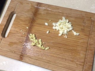 1、青椒炒香肠,姜蒜切末，姜少一点