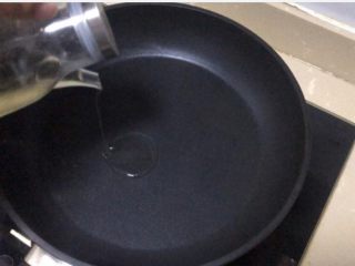 4、青椒炒香肠,热锅倒油