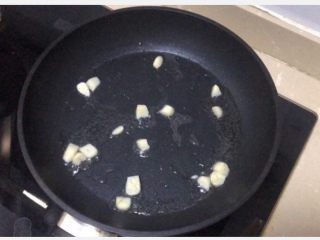 5、青椒炒香肠,加入蒜末姜末炒香