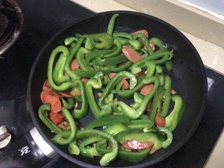7、青椒炒香肠,煸炒一会后加入青椒