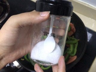 8、青椒炒香肠,青椒翻炒变软后加入食盐少许