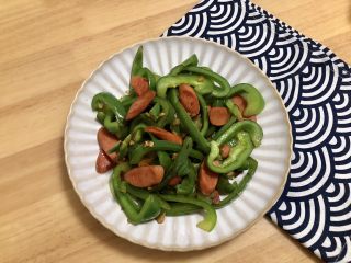 10、青椒炒香肠,盛盘辣