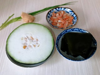 1、虾干海带冬瓜汤,准备食材，将虾干温水洗两遍，再用清水泡软，我买的是盐渍厚海带，可以根据个人喜欢。