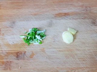 2、虾干海带冬瓜汤,葱姜去皮切好。