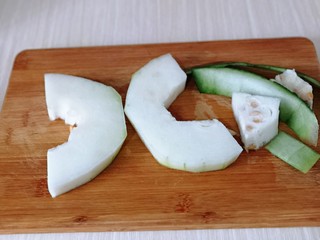 3、虾干海带冬瓜汤,冬瓜去皮，去瓤。