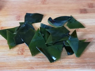 5、虾干海带冬瓜汤,盐渍海带将盐洗干净，再冷水反复泡，泡好切菱形块。