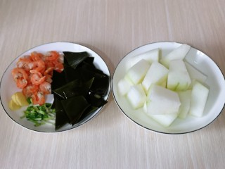 6、虾干海带冬瓜汤,准备工作完成。