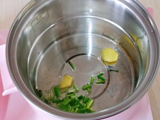 7、虾干海带冬瓜汤,起油锅，加入葱姜炒香。