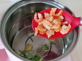 8、虾干海带冬瓜汤,再加入泡好的虾干翻炒。