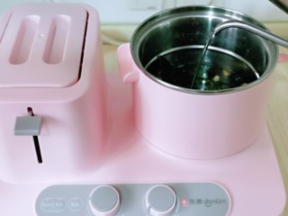 11、虾干海带冬瓜汤,加入纯净水。