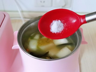 13、虾干海带冬瓜汤,加入冬瓜，再按个人口味加入盐，煮6分钟，将早餐机断电。