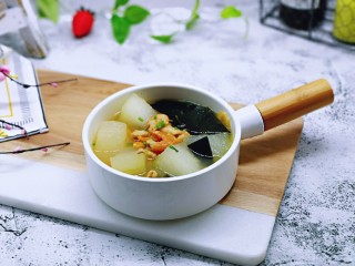 14、虾干海带冬瓜汤,盛出装入汤碗，撒上葱花。
