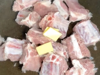 3、冬瓜薏米排骨汤,别忘了加点姜和料酒煮，去腥