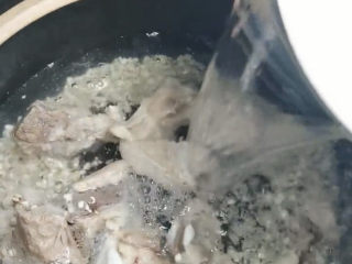 9、冬瓜薏米排骨汤,加入清水