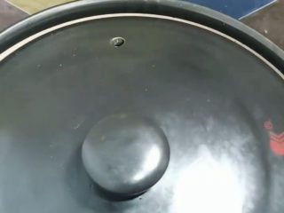 10、冬瓜薏米排骨汤,盖上盖子，大火烧开，转小火，慢炖一个小时