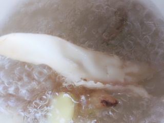4、花胶鸡汤,把花胶放到锅里煮两分钟，完事闷两分钟
