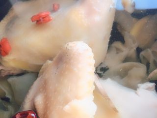 13、花胶鸡汤,➕没过鸡肉的纯净水，大概炖2-3个小时