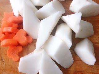 14、花胶鸡汤,山药胡萝卜切好备用