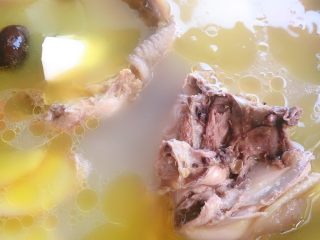 15、花胶鸡汤,鸡用筷子扎一下，炖烂了就放入三药跟胡萝卜