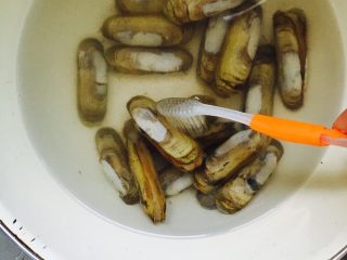 2、娃娃菜蛏子汤,用干净牙刷刷去蛏子壳上的污垢