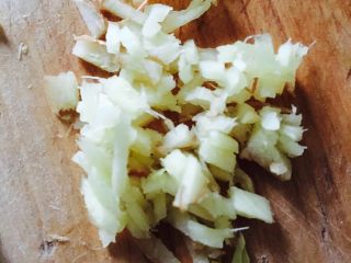 3、娃娃菜蛏子汤,姜切碎