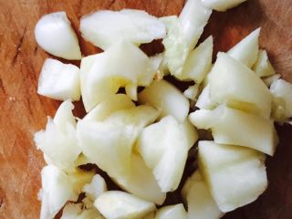 4、娃娃菜蛏子汤,蒜切碎