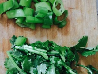 7、娃娃菜蛏子汤,葱切碎、香菜切碎