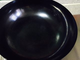 8、娃娃菜蛏子汤,油锅烧热